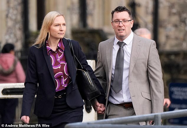 La mujer le dijo a un médico de cabecera que su marido era «muy peligroso» y que «siempre la encontraría» incluso después de cambiar las cerraduras de la casa, acusándolo de violación y violencia que la llevaron al suicidio.