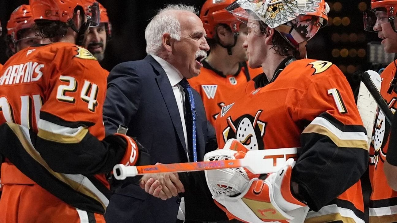 Joel Quenneville se convirtió en el segundo entrenador de la NHL con 1.000 victorias