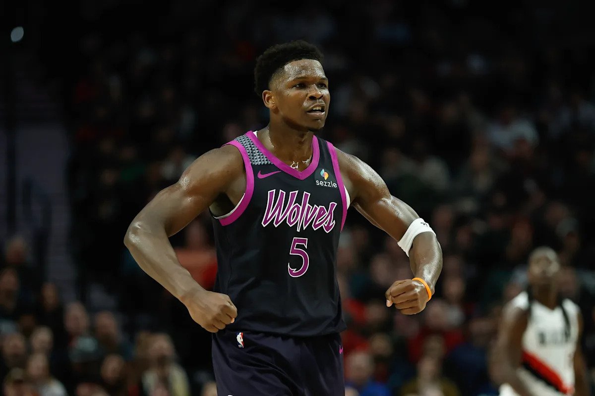 Anthony Edwards de T’Wolves y Desmond Bane del Magic fueron multados con 25.000 dólares cada uno por la NBA por lanzar pelotas a las gradas