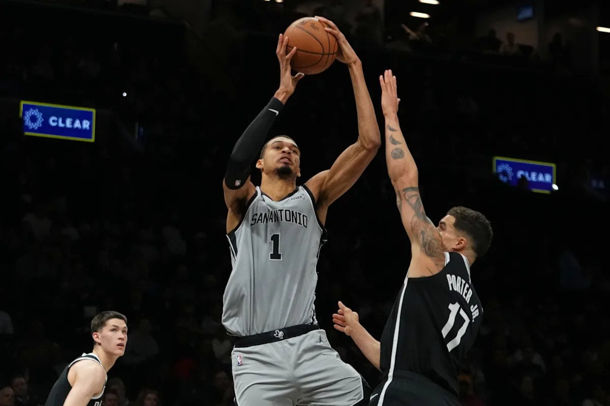 Los Spurs ganan 11º consecutivo y terminan invictos en febrero para unirse al Thunder en el mejor récord del Oeste