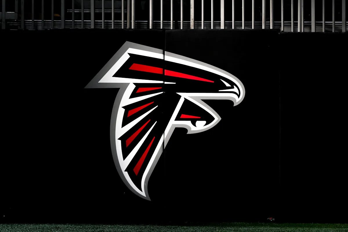 El entrenador asistente de la lista de lesionados de los Falcons, LaTroy Lewis, despedido tras acusaciones de violación mientras estaba en Michigan