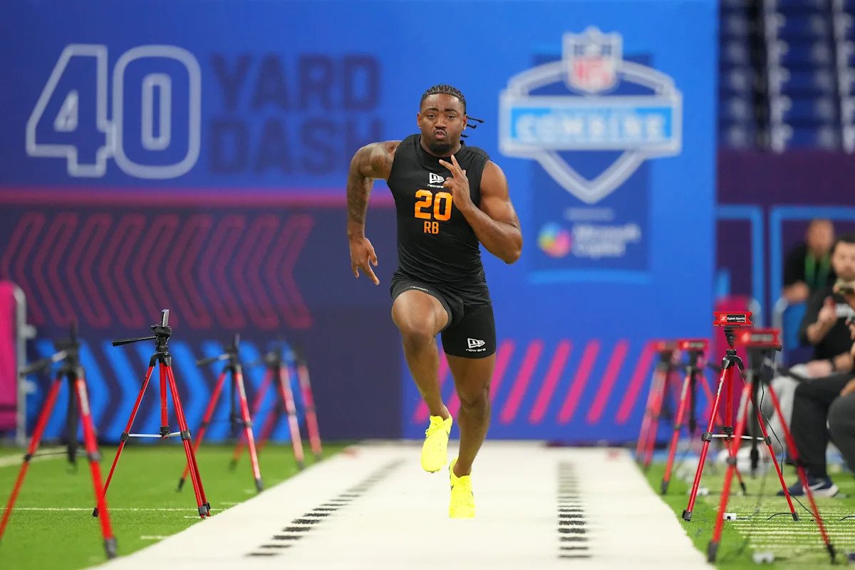 Mike Washington Jr., de Arkansas, rompe a llorar después de realizar una veloz carrera de 40 yardas entre corredores.