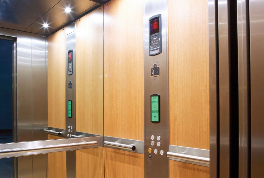 Mujer esperando un ascensor lento, no lista para cuando se abra: «perdiendo la cabeza»