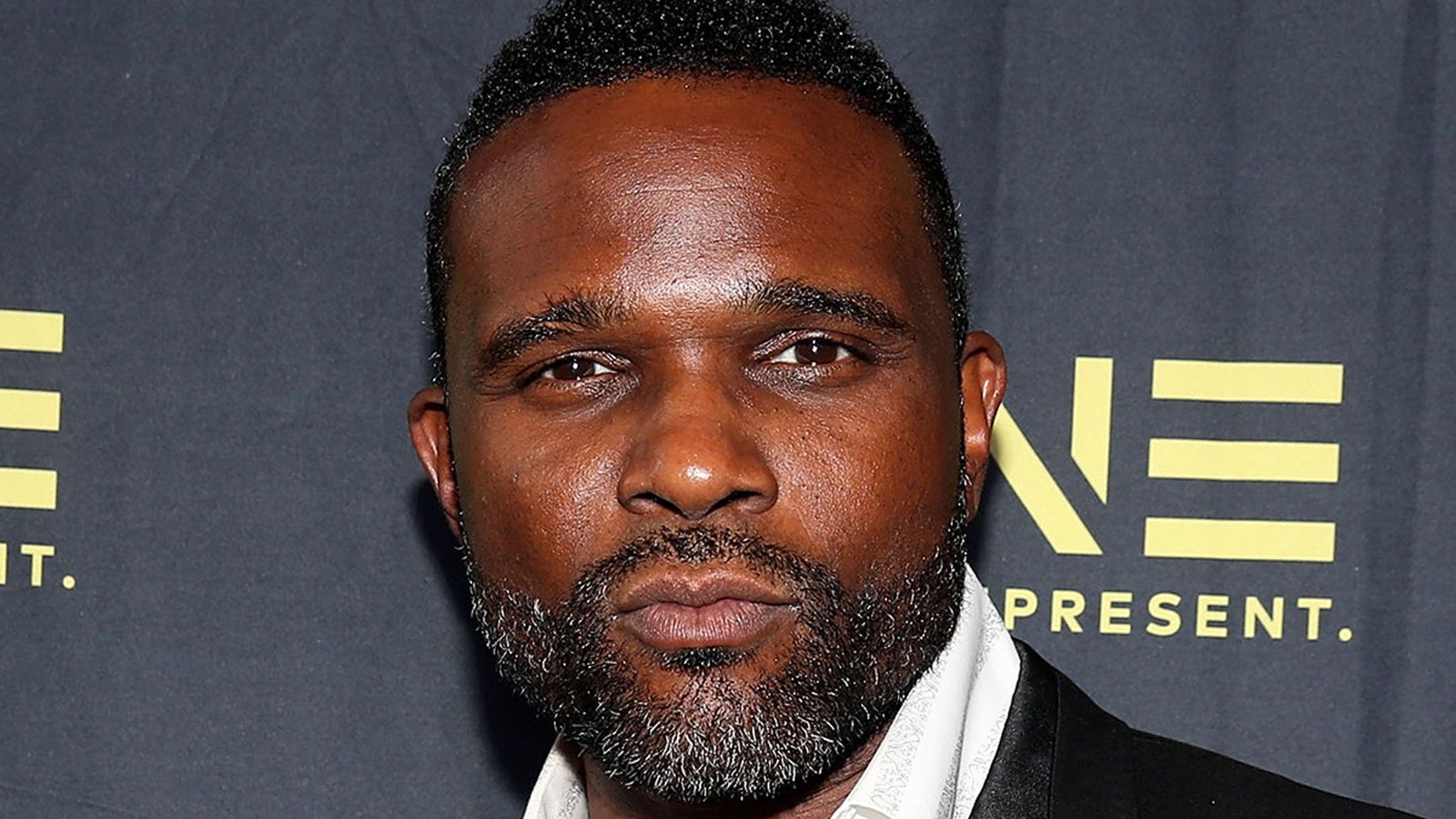 En el tribunal para apoyar al padre del hijo de Darius McCrary, un juez retrasó la sentencia