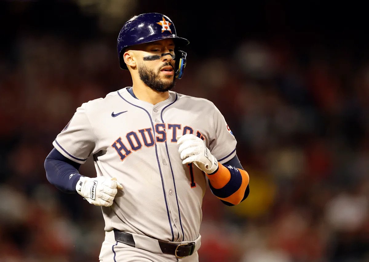 Bad Bunny habría ofrecido pagar el seguro de Carlos Correa para jugar el Clásico Mundial de Béisbol