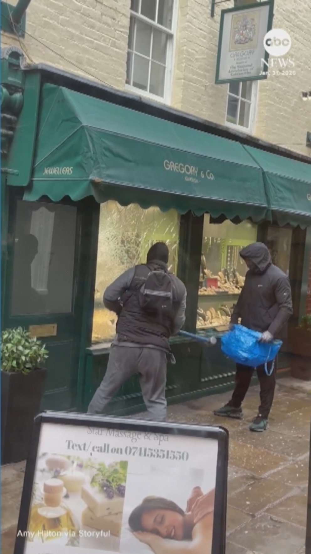 Vídeo Ladrones rompen con un mazo el escaparate de una joyería en Londres