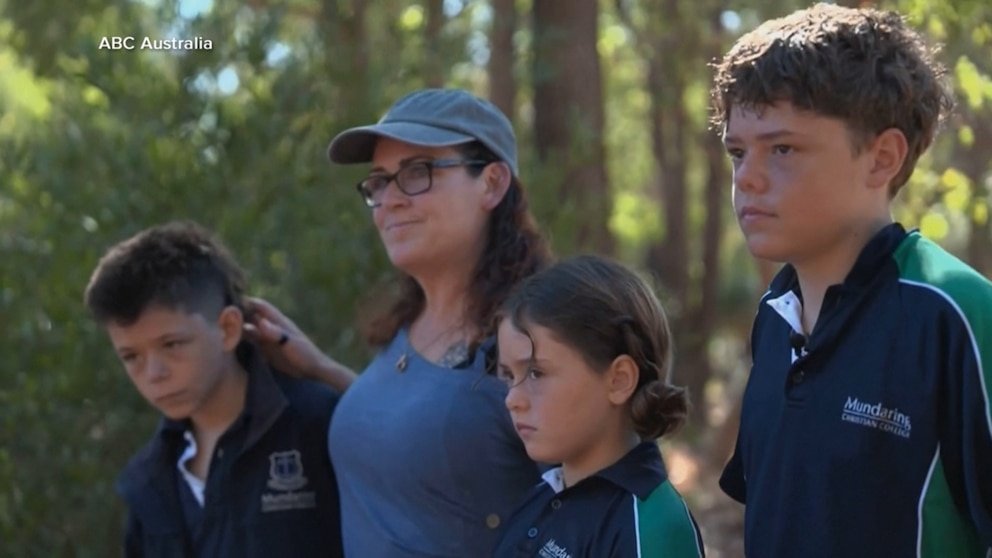 MIRAR: Adolescente nada millas para salvar a su familia