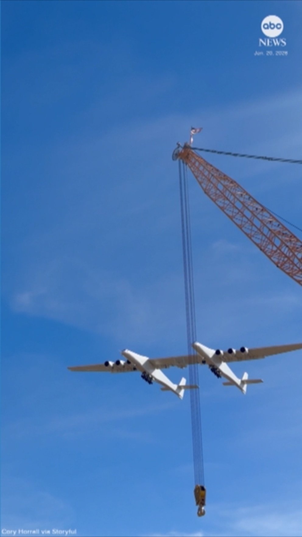 MIRAR: Un trabajador de la construcción captura el sobrevuelo de un enorme avión de doble cuerpo