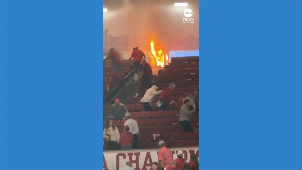Una máquina de palomitas de maíz se incendia durante un videojuego de baloncesto universitario