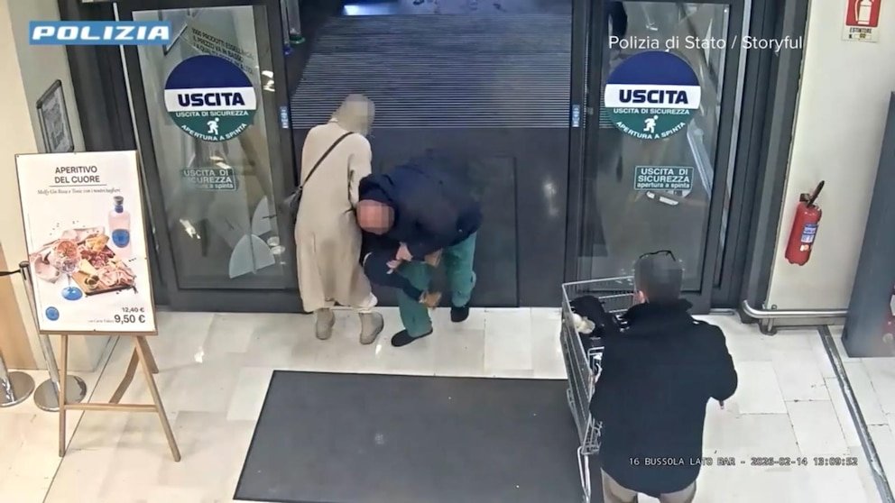 MIRA: Un hombre es visto alejando a un niño de su madre en un supermercado italiano