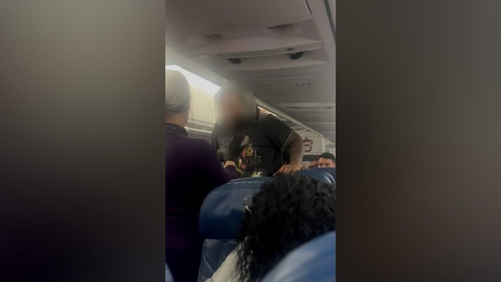 MIRAR: Pasajero rebelde detenido después de incidente en vuelo de Delta, dice la policía