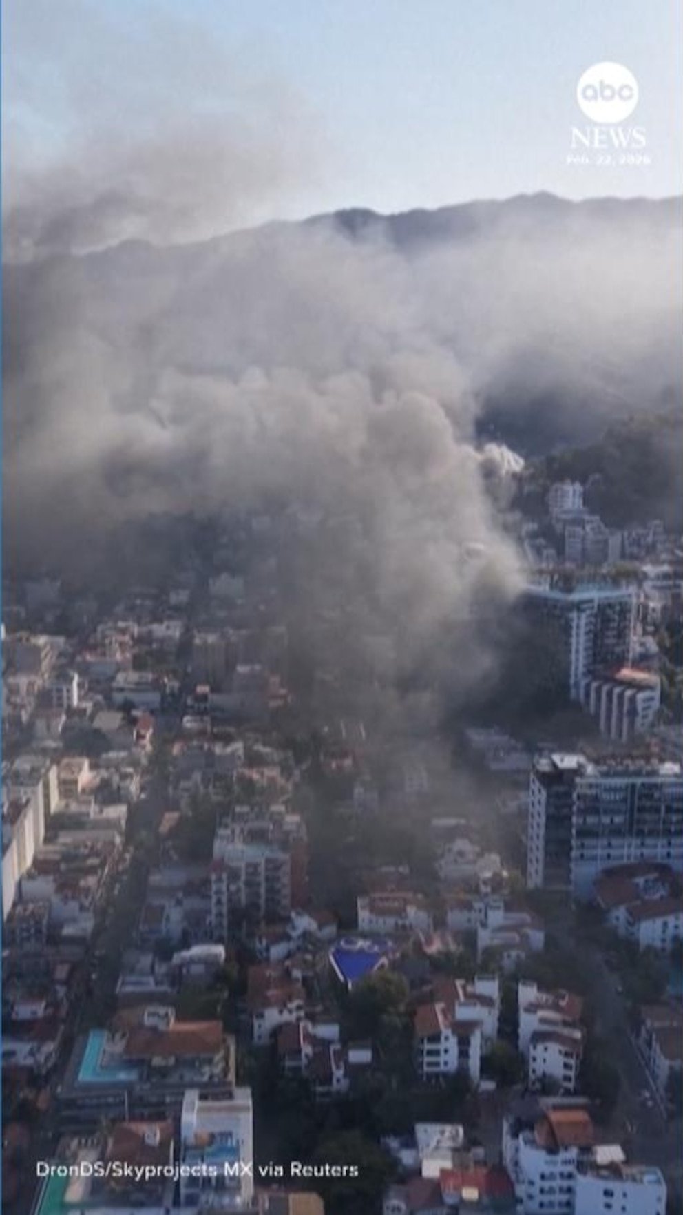 MIRAR: El humo cubre Puerto Vallarta en México después de la muerte del líder del cártel
