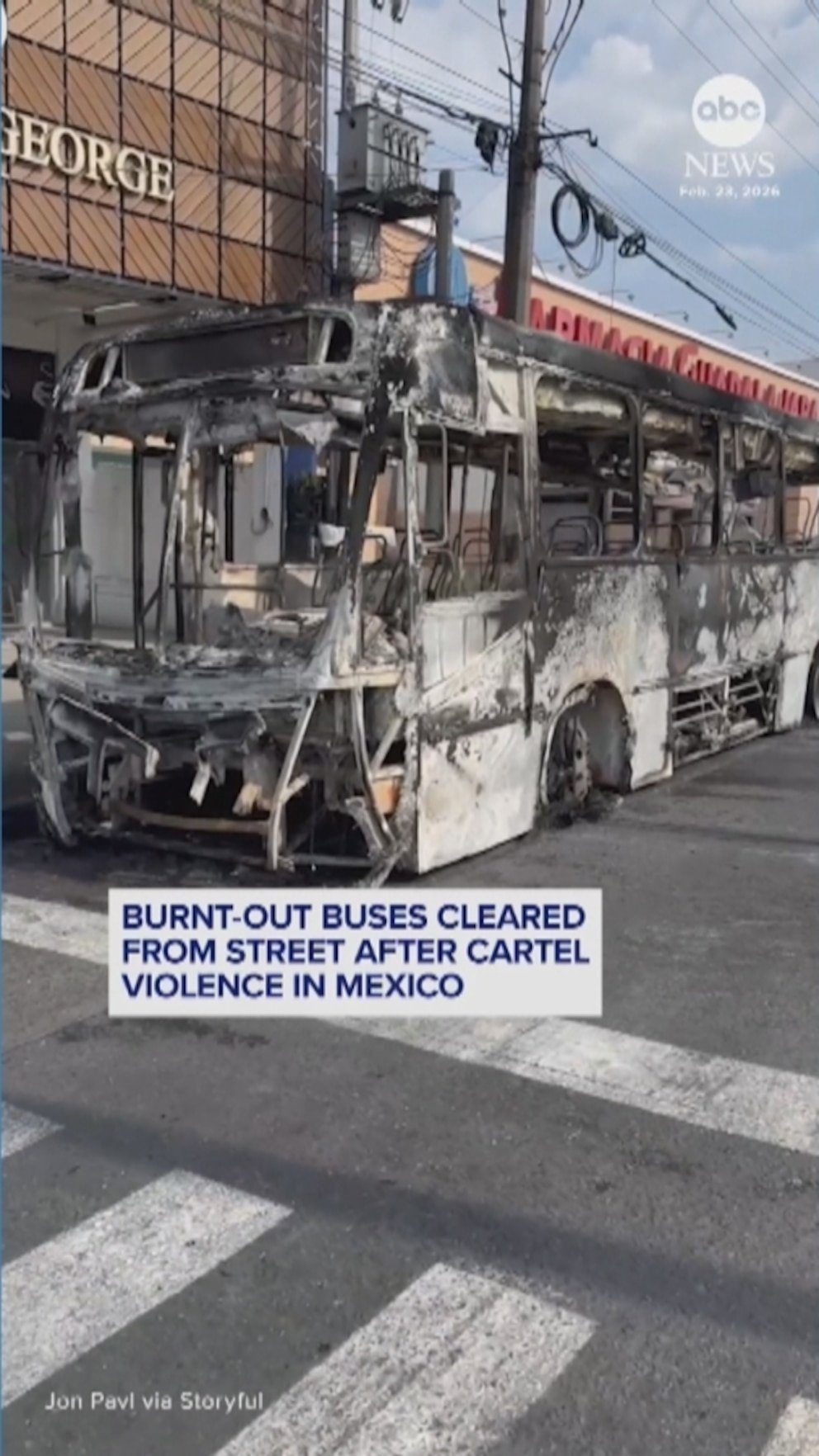 Video Retiran de la calle autobuses quemados tras violencia de cárteles en México