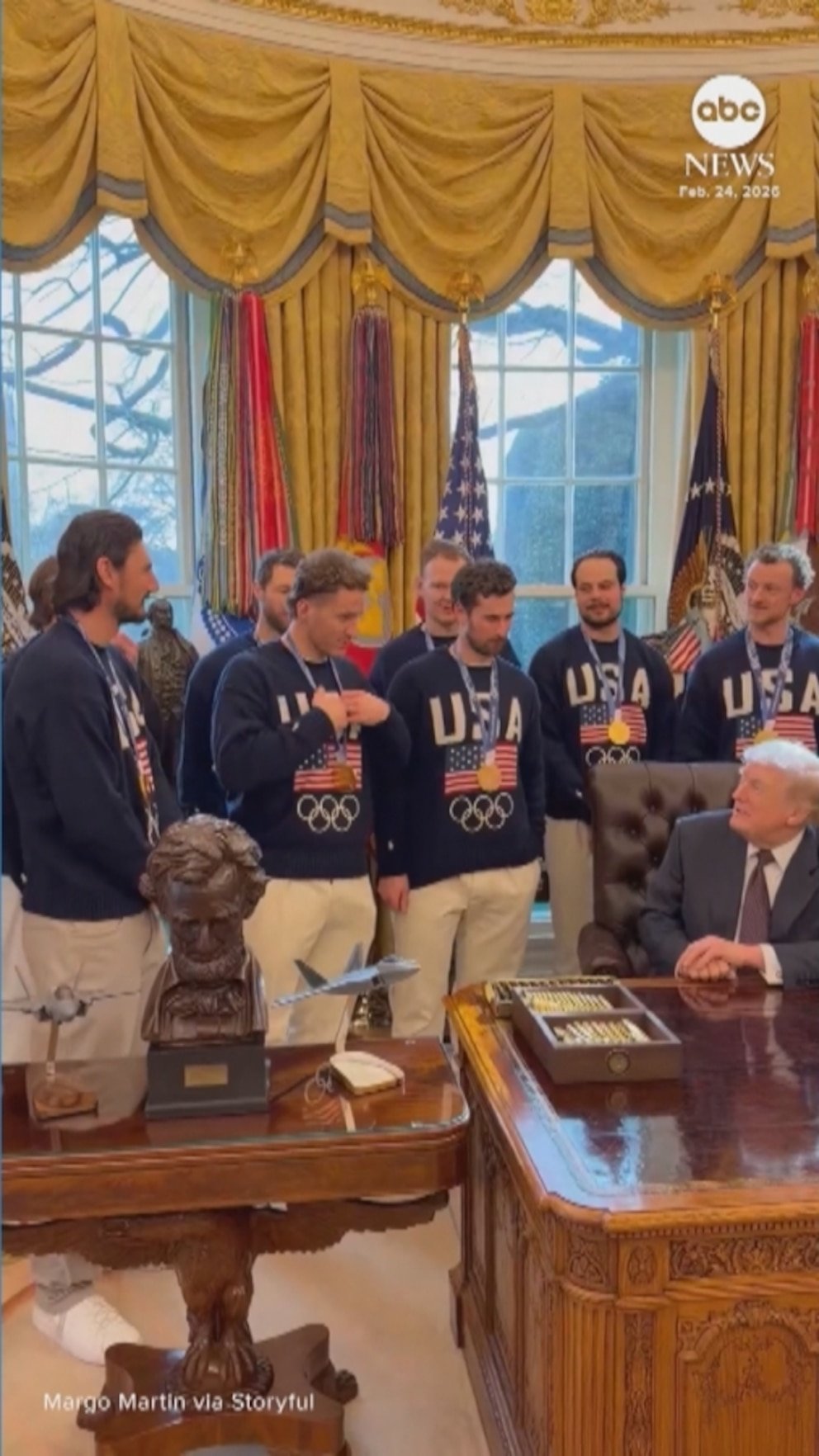 Un vídeo compartido por la Casa Blanca muestra al equipo de hockey de EE.UU. reunido con el presidente Trump