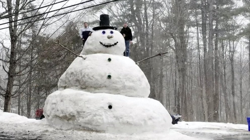MIRAR: El mega muñeco de nieve del hombre crece hasta 23 pies
