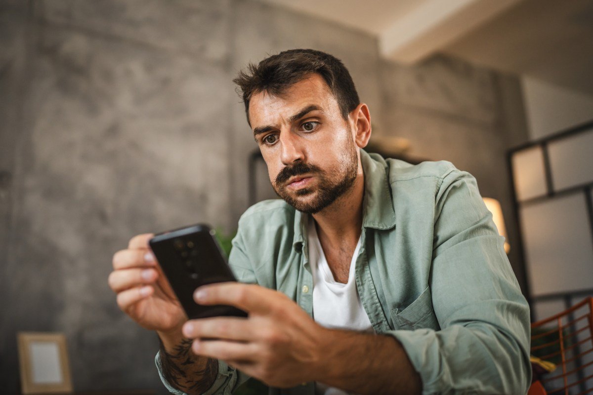 Un hombre reserva un vuelo de ida y vuelta; no puedo creer lo que dice el rap: «Es una locura»