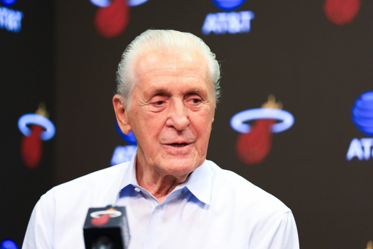 Pat Riley del Miami Heat comparte las críticas al entrenador de la NBA