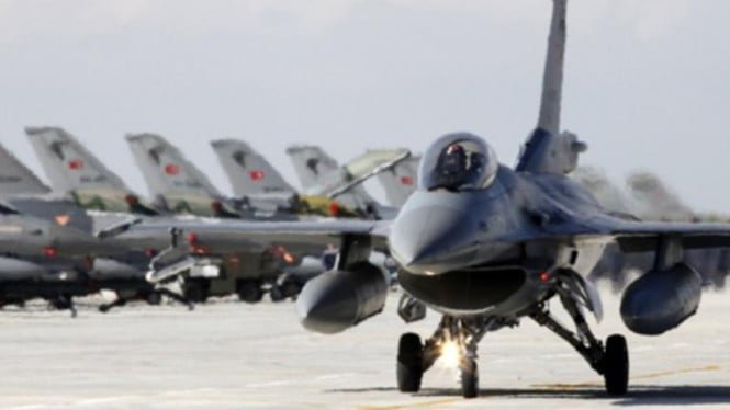 Un avión de combate turco F-16 se estrella y su piloto muere