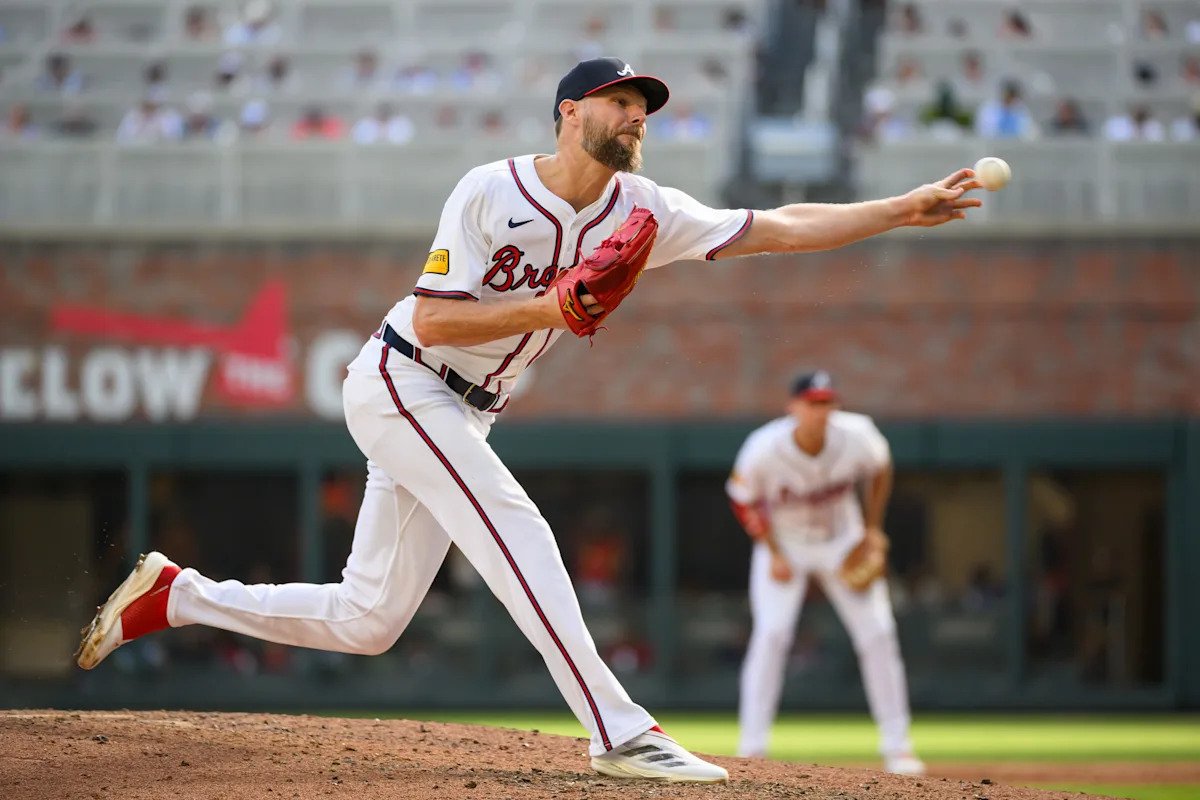 Los Bravos firman a Chris Sale con una extensión de contrato por un año con opción para la temporada 2028