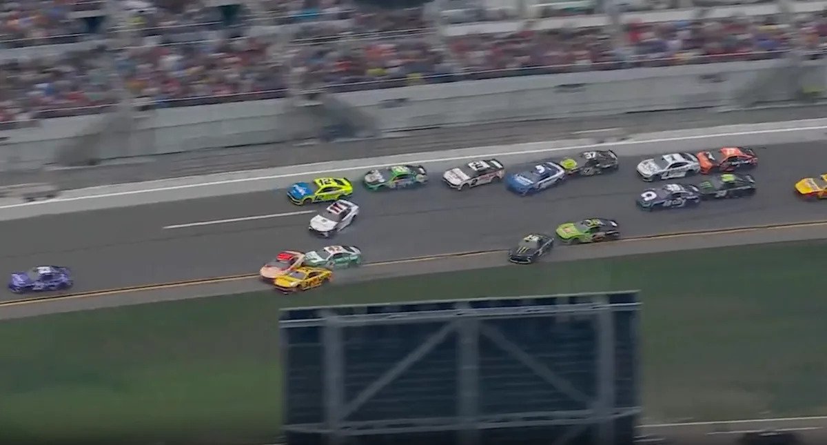 Daytona 500: el mal bloqueo de Justin Allgaier provoca un accidente de 20 coches al frente del campo