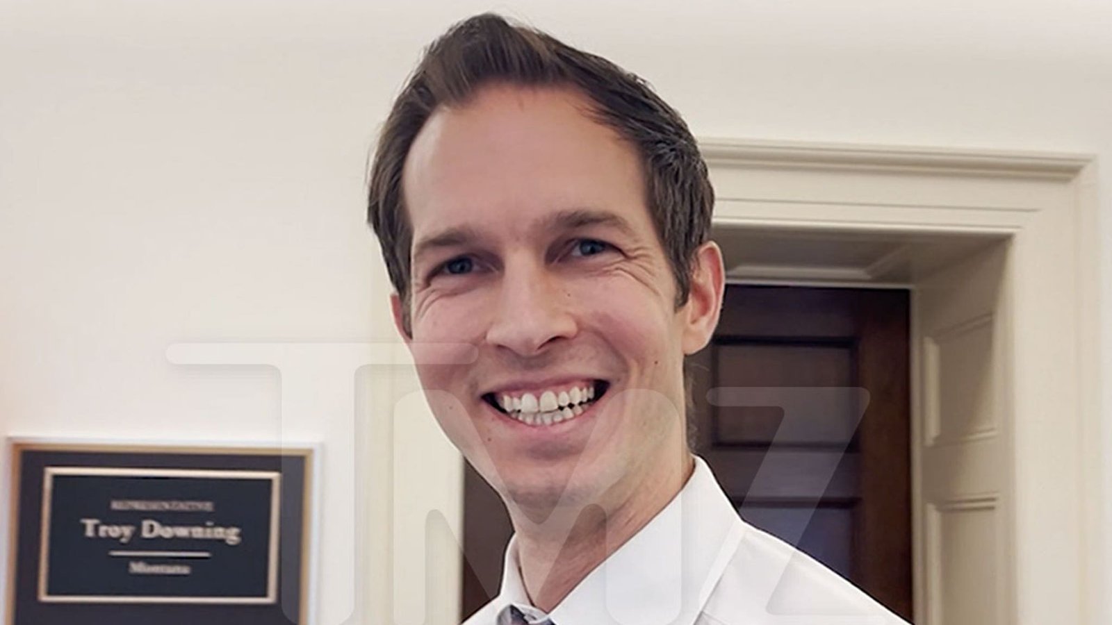 El representante Jake Auchincloss dijo a sus compañeros congresistas que «toquen hierba»