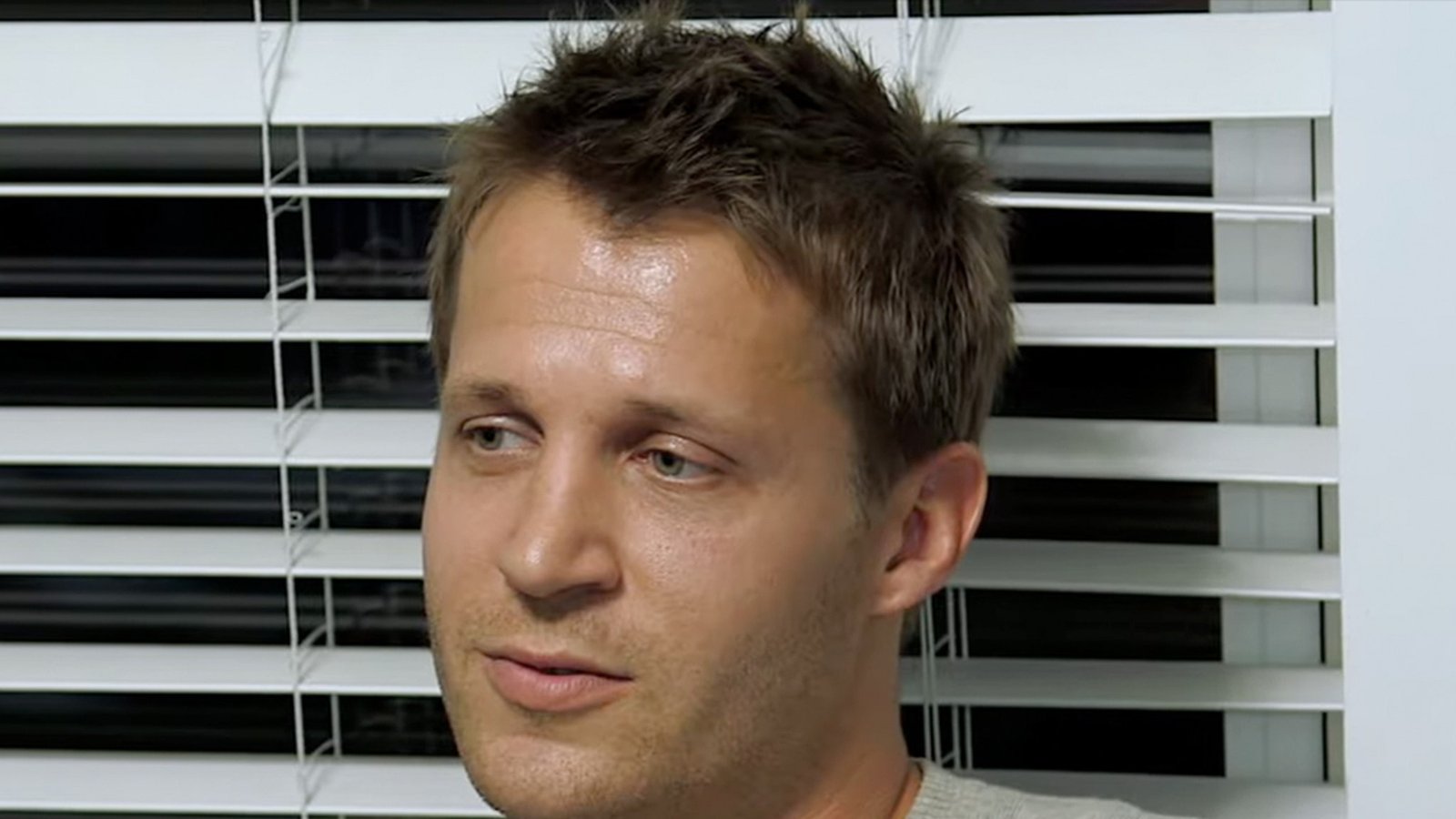 Ex estrella de reality se declara inocente de locura infantil y caso de sexo con perros