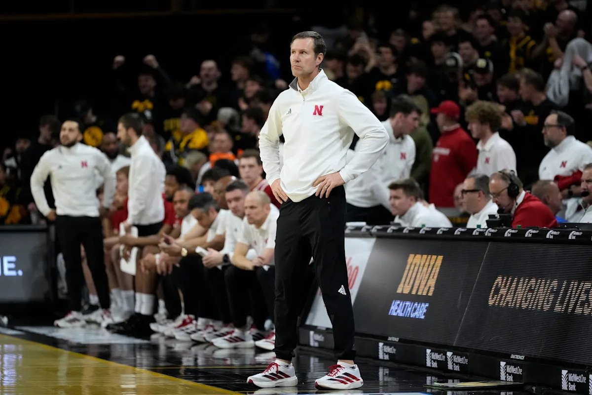 Big Ten se niega a disciplinar al entrenador de Nebraska, Fred Hoiberg, por arrancarle el teléfono de la mano a un fanático de Iowa durante una tormenta en la cancha