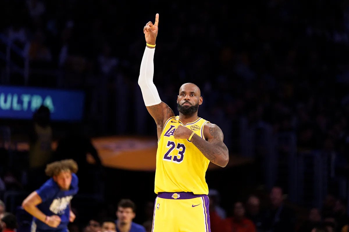 LeBron James es el mejor jugador en la historia de la NBA en lograr un triple-doble