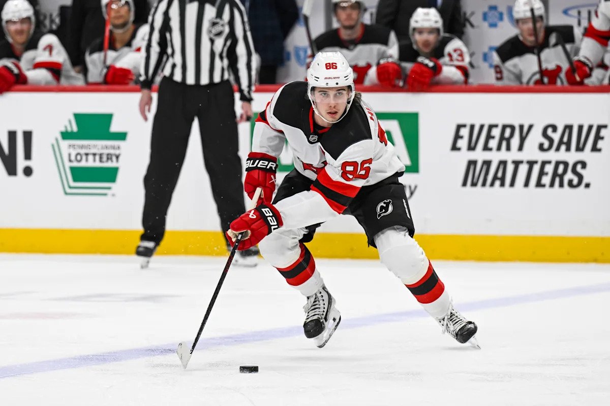 El héroe olímpico Jack Hughes recibió una gran ovación de la multitud de Pittsburgh en el camino.