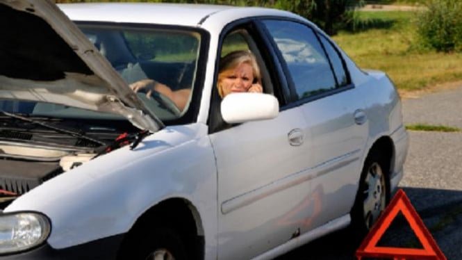 5 reparaciones de automóviles que no deben realizarse al costado de la carretera, este es el motivo