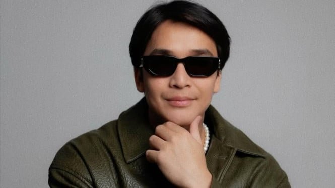 Mientras hace una peregrinación a la tumba de Olga, Billy muestra a Sayaputra sosteniendo a un niño de rostro pálido.