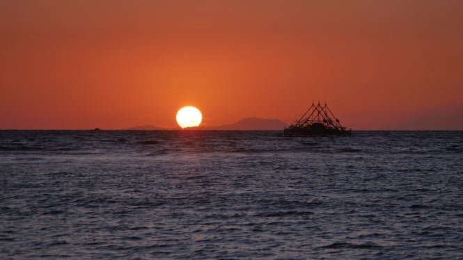 Anak Krakatoa es una alternativa curativa no muy lejos de la capital, disfrutando del amanecer en una playa cerca de Yakarta.