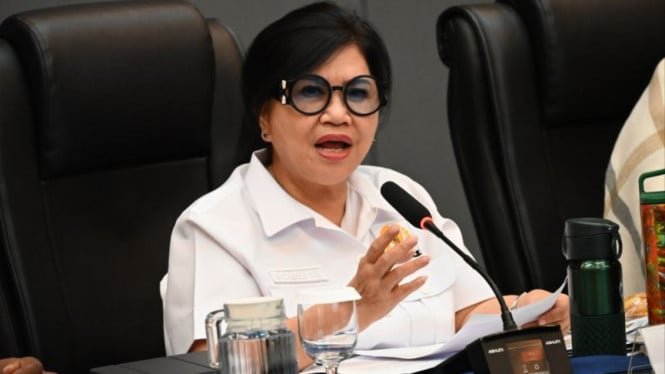 La RPD destaca la importación de 105.000 camionetas indias tipo cupé rojo y blanco: la capacidad de producción nacional es suficiente