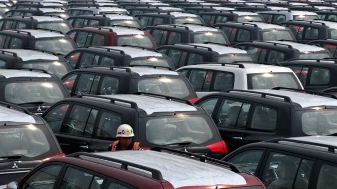 69452_antrian_mobil_yang_siap_untuk_di_ekspor_di_terminal_ekspor_impor_mobil__jakarta_665_374.jpg