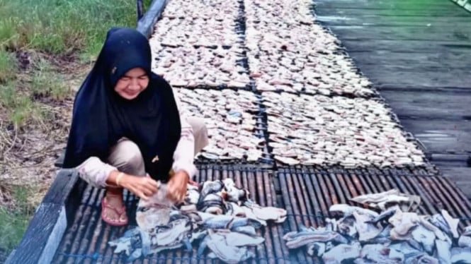 Junto a mujeres del PNM de las remotas costas de Kalimantan Oriental para potenciar la economía familiar