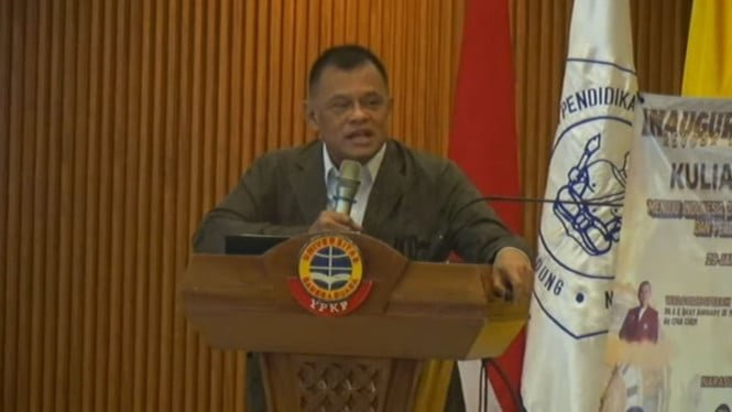 Gatot, citando artículos de la Ley de Policía Nacional, dijo que no había ninguna razón para que el jefe de la policía nacional rechazara la línea de mando del presidente.