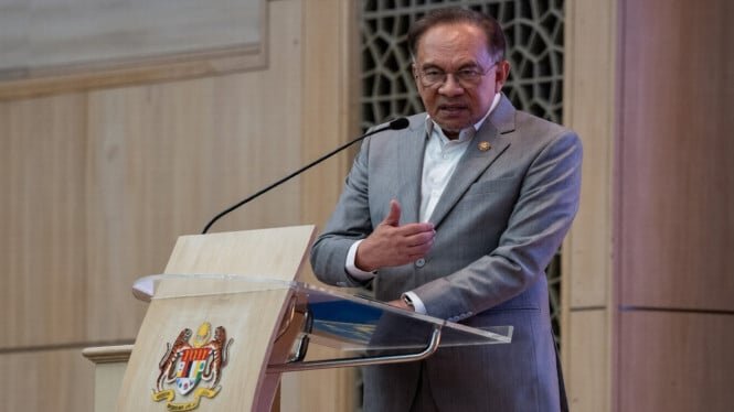 Anwar Ibrahim expresó su enojo después de que la oposición malasia lo acusara de entregar 5.000 hectáreas de tierra a Indonesia.