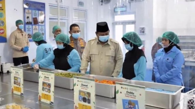 Al revisar el SPPG de la Policía de Palmera, el presidente Prabowo pidió que la comida se sirviera caliente