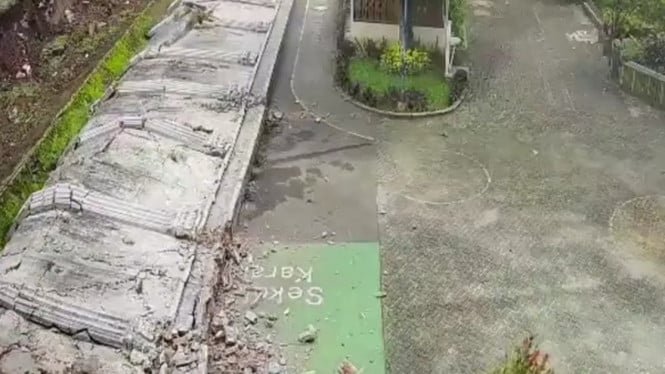 La policía ha calificado de desastre el muro derrumbado de 65 metros de SMPN 182 Yakarta.