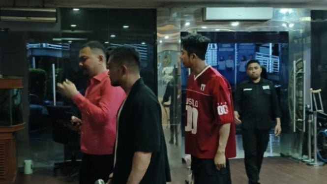 La Oficina de Inmigración del Sur de Yakarta sospecha que Kokok, DJ chino y bailarín tailandés, ha violado el permiso de residencia