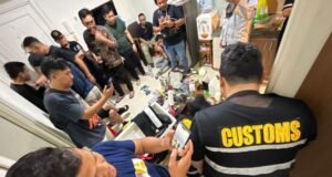 La policía de Aduanas e Impuestos Especiales allana un laboratorio de metanfetamina en el norte de Yakarta y confisca 13 kg de drogas