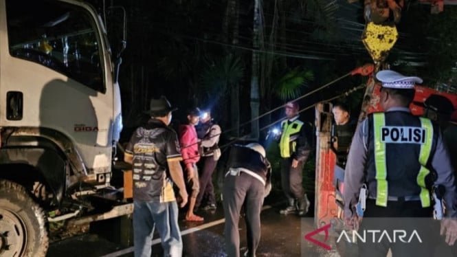 Un camión chocó contra un coche y una moto en Batu y mató al conductor de Ozol
