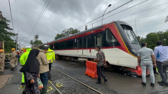 Un camión fue arrastrado 100 metros después de chocar con un tren del aeropuerto, la policía investiga por qué el bar tardó tanto en bajarse