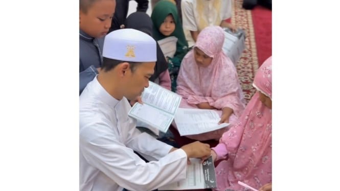 Emocionante momento en el que un niño pide un autógrafo a Ustaz Abdul Somad después de Taraweh, un niño se ha convertido en el centro de atención de los internautas