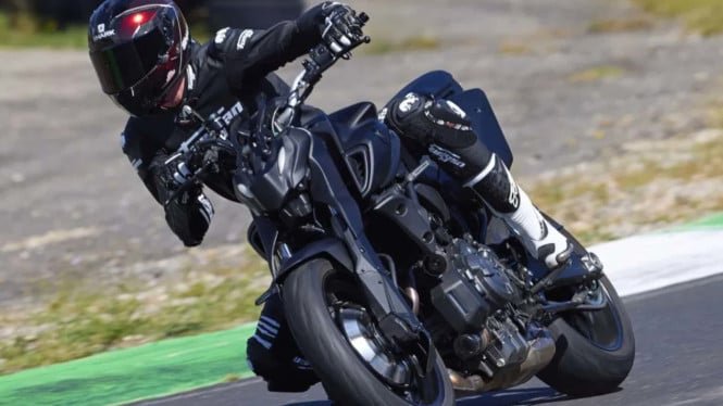 A primera vista parece normal, pero hay algo diferente en la rueda delantera de esta moto.