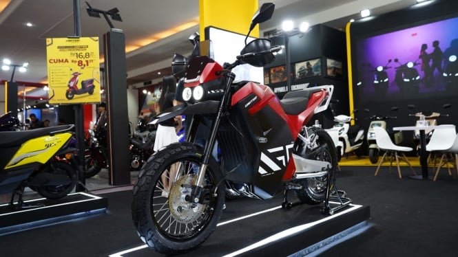 Esta moto eléctrica se puede cargar en SPKLU