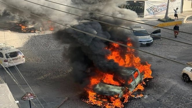 Estallan disturbios en México tras el asesinato del jefe de un cártel de la droga: atacan aeropuerto y incendian gasolinera