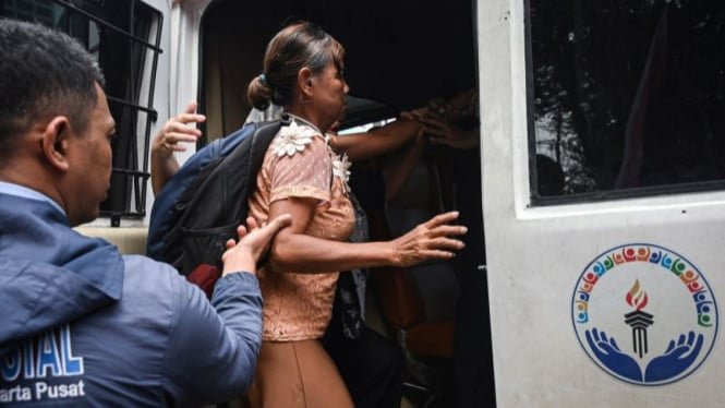 Las mujeres nunca pagan las comidas y los servicios sociales persiguen las tarifas de ojol en el oeste de Yakarta