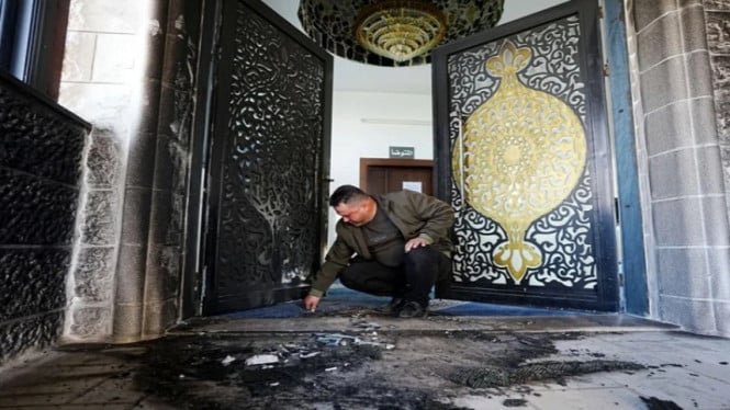 699fa4d012801-masjid-abu-bakar-di-tepi-barat-dibakar-pemukim-israel_gemini_665_374.jpg