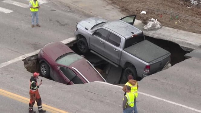 De repente aparece un segundo socavón en las carreteras de EE. UU. y caen dos coches
